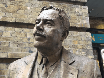 photo of Nigel Gresley statue 